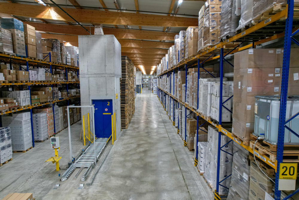 Modernes Logistiklager der BT Swiss AG in Dielsdorf